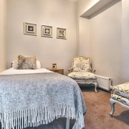 Rosemount District Townhouse With Hot Tub Holiday home *