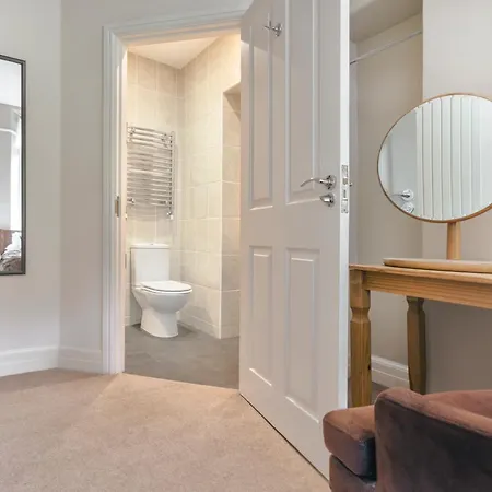 Rosemount District Townhouse With Hot Tub *