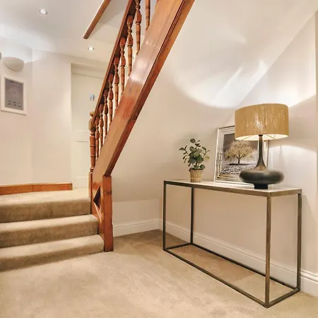 Rosemount District Townhouse With Hot Tub * Windermere