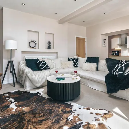Rosemount District Townhouse With Hot Tub Holiday home