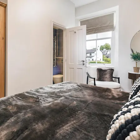 Rosemount District Townhouse With Hot Tub *
