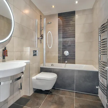 Rosemount District Townhouse With Hot Tub Windermere