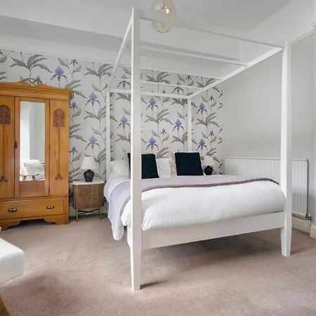 Rosemount District Townhouse With Hot Tub Holiday home *