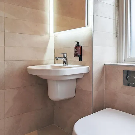 Rosemount District Townhouse With Hot Tub * Windermere