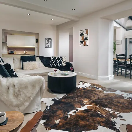 Rosemount District Townhouse With Hot Tub Holiday home *