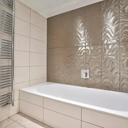 Rosemount District Townhouse With Hot Tub *