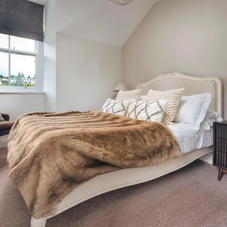 Rosemount District Townhouse With Hot Tub * Windermere