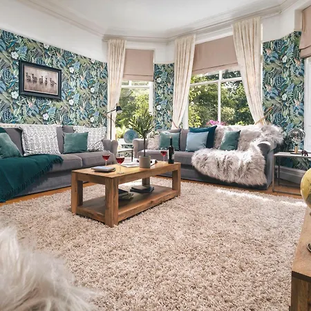 Rosemount District Townhouse With Hot Tub Holiday home