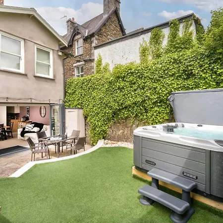 Semesterbostad Rosemount District Townhouse With Hot Tub - Ridgestone *